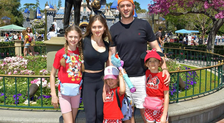 Sunt milionari în America, conduc cele mai luxoase mașini și nu-și refuza nimic, însă au o slăbiciune - Moldova. Cum a petrecut timpul acasă familia Grati - VIDEO
Sunt milionari în America, conduc cele mai luxoase mașini și nu-și refuza nimic, însă au o slăbiciune - Moldova. Cum a petrecut timpul acasă familia Grati - VIDEO