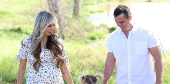 Diagnosticată cu cancer în timpul sarcinii, o mamă a fost informată că mai are 6 luni de trăit. Discuția dură cu fiica de 2 ani
Diagnosticată cu cancer în timpul sarcinii, o mamă a fost informată că mai are 6 luni de trăit. Discuția dură cu fiica de 2 ani