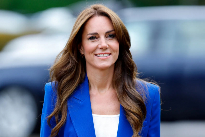Fotografie emoționantă cu Kate Middleton, care îmbrățișează o tânără bolnavă de cancer - FOTO Fotografie emoționantă cu Kate Middleton, care îmbrățișează o tânără bolnavă de cancer - FOTO