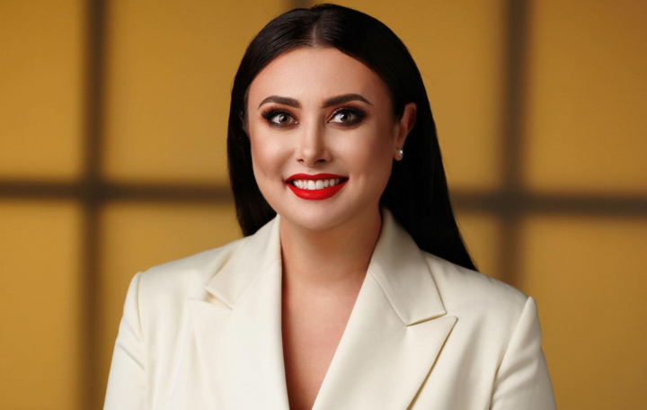 Este pedagog și e născută de Ziua Pedagogului! Corina Muntean și-a sărbătorit aniversarea alături de echipa cu care muncește zi de zi - VIDEO
