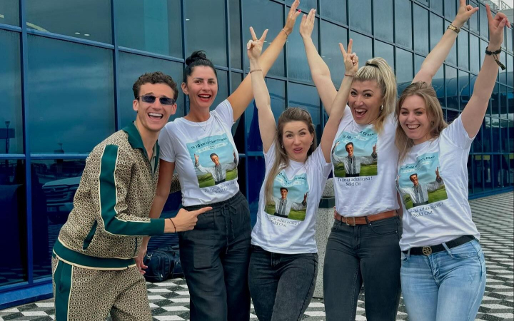 Cu steaguri în mână, muzica lui Gabriel Nebunu pe fundal şi chipul artistului imprimat pe tricouri, aşa şi-au făcut apariţia câţiva moldoveni pe aeroportul din Chişinău. Mai multe detalii afli astăzi, la O Seară Perfectă - VIDEO Cu steaguri în mână, muzica lui Gabriel Nebunu pe fundal şi chipul artistului imprimat pe tricouri, aşa şi-au făcut apariţia câţiva moldoveni pe aeroportul din Chişinău. Mai multe detalii afli astăzi, la O Seară Perfectă - VIDEO