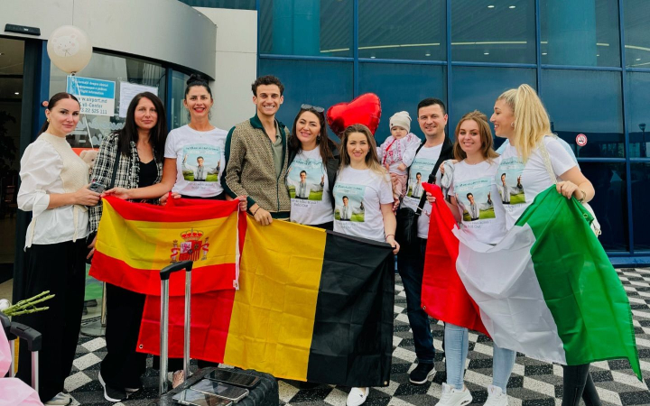 Gabriel Nebunu adună moldovenii de pretutindeni! Cu steaguri în mână şi chipul artistului imprimat pe tricouri, aşa şi-au făcut apariţia câţiva moldoveni pe aeroportul din Chişinău: „Jumătate de succes este garantat” - VIDEO