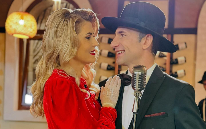 Ion Paladi - la costum în noul său videoclip! Interpretul apare în ipostaze tandre alături de soția lui și cântă muzică ușoară - VIDEO Ion Paladi - la costum în noul său videoclip! Interpretul apare în ipostaze tandre alături de soția lui și cântă muzică ușoară - VIDEO