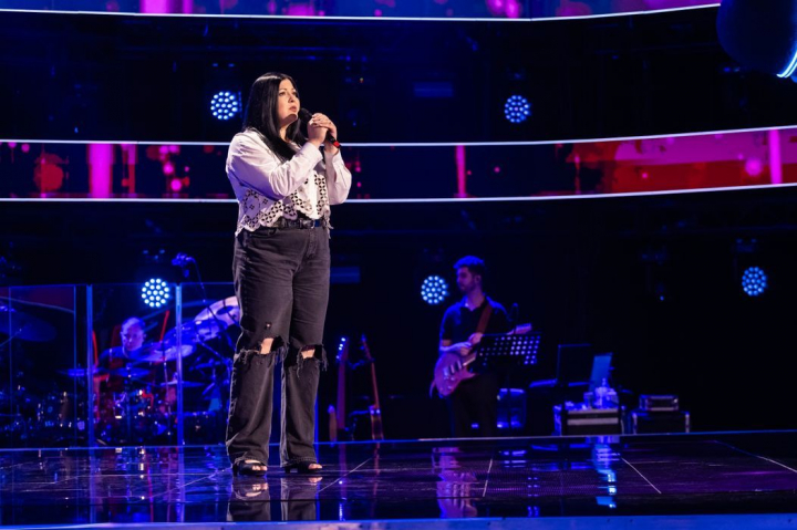 Ioana Novac este ofițer de poliție la Londra și i s-a spus: „Cu vocea asta nu ai voie să îngropi muzica!" Antrenorii s-au luptat pentru ea, iar irina Rimes a făcut un gest neașteptat, pentru că nu putea vorbi: „Vrăjitoare mică, stai liniștită" - VIDEO Ioana Novac este ofițer de poliție la Londra și i s-a spus: „Cu vocea asta nu ai voie să îngropi muzica!" Antrenorii s-au luptat pentru ea, iar irina Rimes a făcut un gest neașteptat, pentru că nu putea vorbi: „Vrăjitoare mică, stai liniștită" - VIDEO