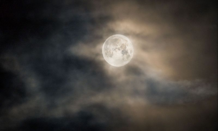Luna plină pe 17 octombrie 2024. Superluna Vânătorului aduce o energie puternică pentru toate zodiile
