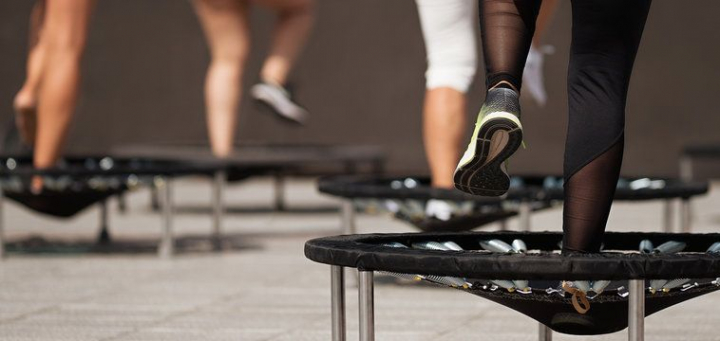 Jumping fitness sau săritul pe mini-trambulină! Care sunt beneficiile acestui tip de sport - VIDEO