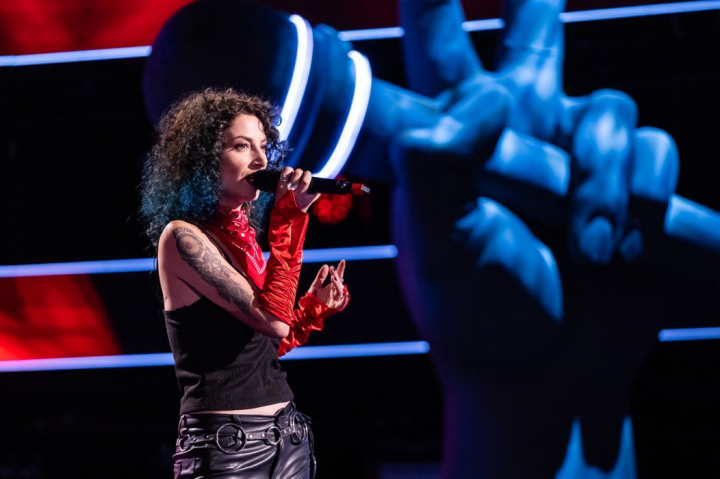 Ana Suruniuc, rockerița care a rupt scena la Vocea României 2024! I se spune „Vrăjitoarea”, iar Tudor Chirilă a reușit s-o convingă fără să scoată o vorbă: „Ai cântat cu foc, ne-ai dat pe spate!” - VIDEO Ana Suruniuc, rockerița care a rupt scena la Vocea României 2024! I se spune „Vrăjitoarea”, iar Tudor Chirilă a reușit s-o convingă fără să scoată o vorbă: „Ai cântat cu foc, ne-ai dat pe spate!” - VIDEO