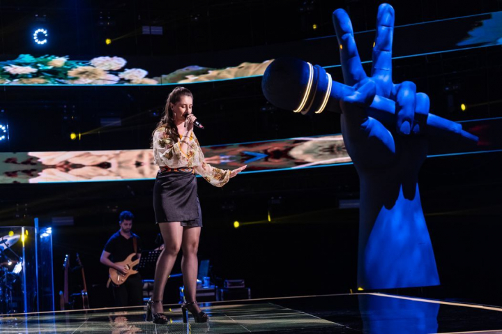 Mădălina Deaconeasa a purtat o ie veche de 60 de ani la Vocea României, iar vocea ei i-a dus pe antrenori cu gândul la Loredana: „Curajoasă alegerea” - VIDEO