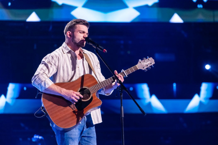 Ștefan Nechita a izbucnit în lacrimi la Vocea României! A întors patru scaune cât ai clipi din ochi - VIDEO Ștefan Nechita a izbucnit în lacrimi la Vocea României! A întors patru scaune cât ai clipi din ochi - VIDEO