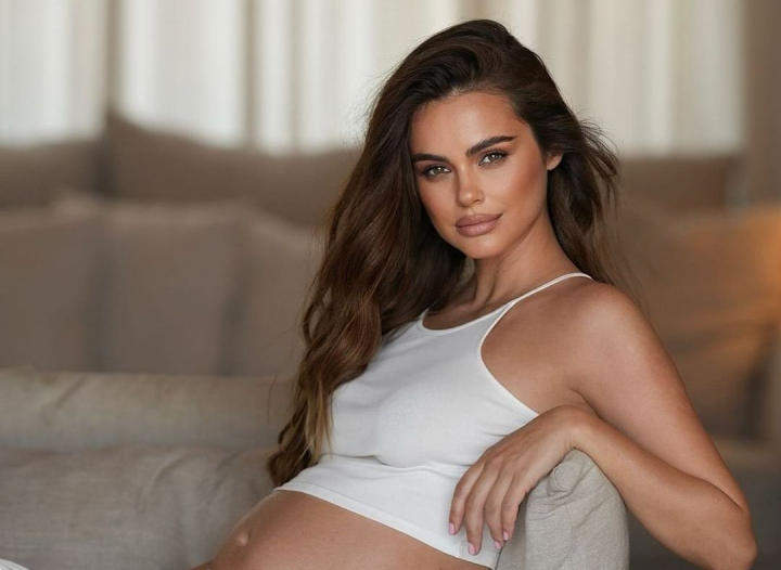 Ca de pe coperta unei reviste! Xenia Deli și-a etalat burtica de graviduță într-o ședință foto adorabilă - FOTO
