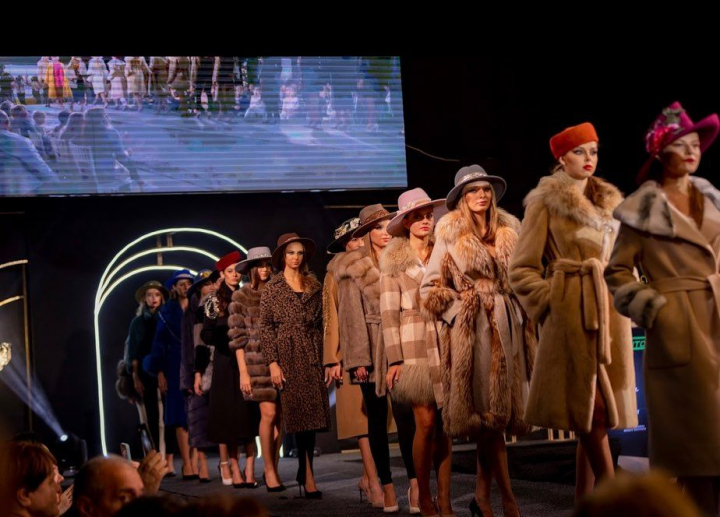 Paltoane și geci stilate, doar la Lana Furs! Care sunt tendinţele sezonului toamnă-iarnă 2025, dar şi ce print este în vogă - VIDEO