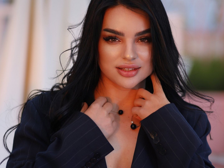 Și-a transformat ziua de naștere într-un adevărat show, cu lumini, fum, mimi și Cleopatra! Imagini exclusive de la aniversarea antrenoarei Mihaela Cavcaliuc - VIDEO Și-a transformat ziua de naștere într-un adevărat show, cu lumini, fum, mimi și Cleopatra! Imagini exclusive de la aniversarea antrenoarei Mihaela Cavcaliuc - VIDEO