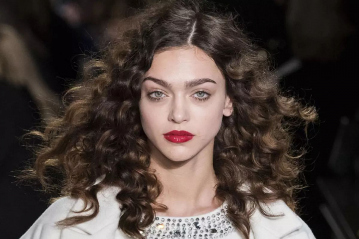 6 greșeli de coafură care te pot îmbătrâni 6 greșeli de coafură care te pot îmbătrâni