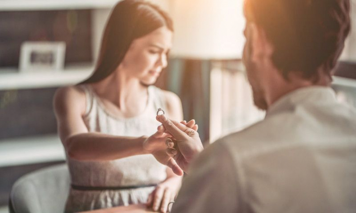 Motivul pentru care o femeie și-a refuzat iubitul când a fost cerută în căsătorie, după 10 ani de relație Motivul pentru care o femeie și-a refuzat iubitul când a fost cerută în căsătorie, după 10 ani de relație