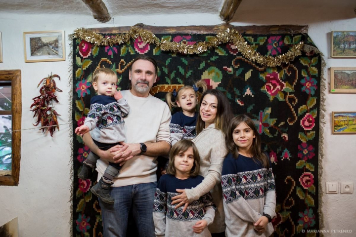 Cu 4 copii în mașină, călătoresc în toată lumea! Află cum le reușește acest lucru - VIDEO