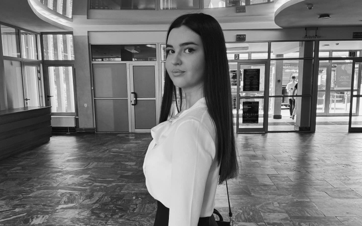 Andreea Cuciuc - condusă pe ultimul drum. Rudele și prietenii își iau rămas bun - VIDEO Andreea Cuciuc - condusă pe ultimul drum. Rudele și prietenii își iau rămas bun - VIDEO