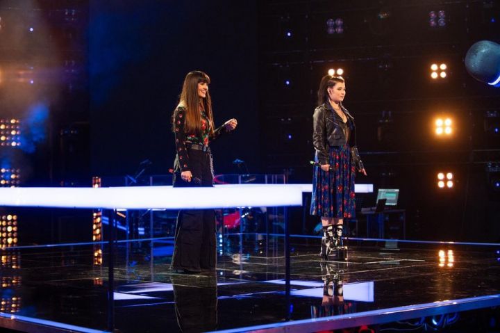 Roxana Sava și Romina Apostol, show exploziv pe piesa „DJ Vasile” a lui Zdon și Zdub în confruntările de la Vocea României. Tudor Chirilă: „Cred că este cel mai bun duet al Irinei! Nu întâmplător momentul este rock!” - VIDEO