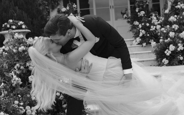 Imagini de la cea mai fastuoasă nuntă a anului! S-au căsătorit într-un conac de lux din Byron Bay, Australia. Ea a purtat o rochie de mireasă roz - GALERIE FOTO Imagini de la cea mai fastuoasă nuntă a anului! S-au căsătorit într-un conac de lux din Byron Bay, Australia. Ea a purtat o rochie de mireasă roz - GALERIE FOTO