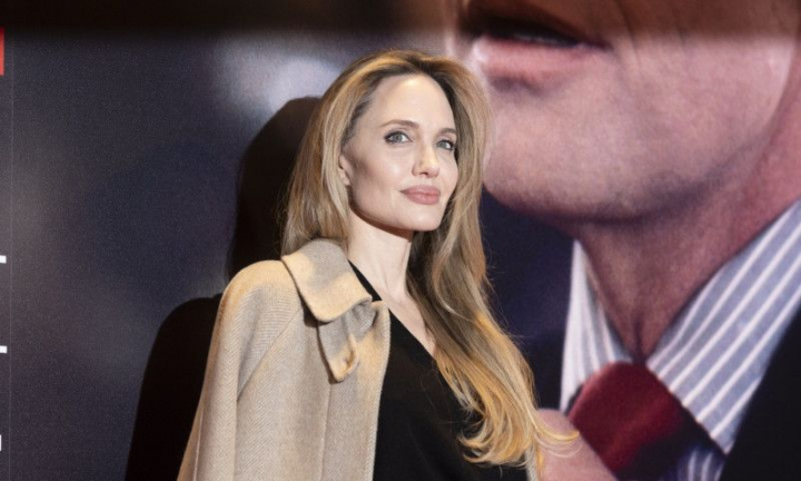 Angelina Jolie, ținta comentariilor după ce a pozat pe coperta revistei Vogue: „Arată atât de rău, pare atât de tristă”! Poza e virală Angelina Jolie, ținta comentariilor după ce a pozat pe coperta revistei Vogue: „Arată atât de rău, pare atât de tristă”! Poza e virală