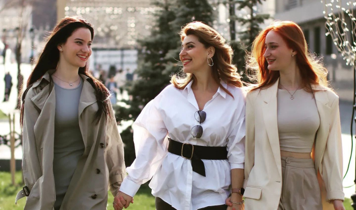 Aura - zi de naștere în Olanda, alături de Lori și Beti! Ce cadou deosebit a primit interpreta din partea fiicelor sale - VIDEO