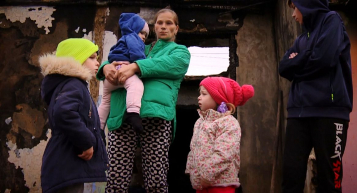 DĂRUIEȘTI ȘI CÂȘTIGI: Vise făcute scrum. O familie cu cinci copii a rămas, practic, pe drumuri după ce casa le-a ars într-un incendiu. Ajută-i să-și construiască un acoperiș - VIDEO