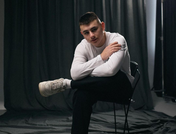 Maréj transformă durerea în artă cu noua lui piesă! Reacția fanilor: „E ca vinul bun de colecție” - VIDEO Maréj transformă durerea în artă cu noua lui piesă! Reacția fanilor: „E ca vinul bun de colecție” - VIDEO