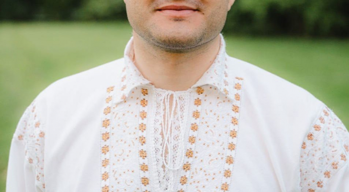 A schimbat costumul popular pe cel clasic! Cine este interpretul care a acceptat provocarea, dar şi ce stil de îmbrăcăminte i-a plăcut cel mai mult - VIDEO
