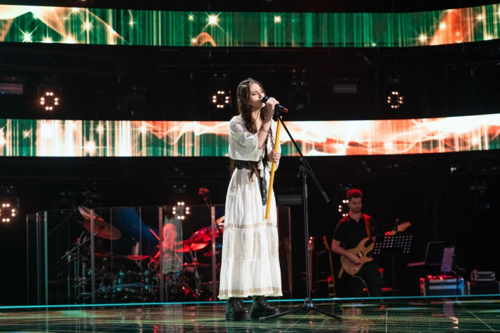 Aura Șova, o voce spectaculoasă care a fermecat audiența de la „Vocea României” - VIDEO Aura Șova, o voce spectaculoasă care a fermecat audiența de la „Vocea României” - VIDEO