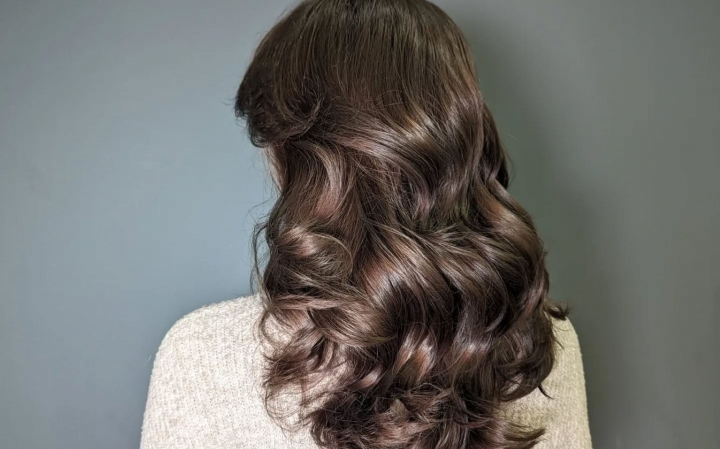 Bucle făcute acasă, perfecte ca la salon! Obține efectul dorit în câțiva pași - VIDEO Bucle făcute acasă, perfecte ca la salon! Obține efectul dorit în câțiva pași - VIDEO