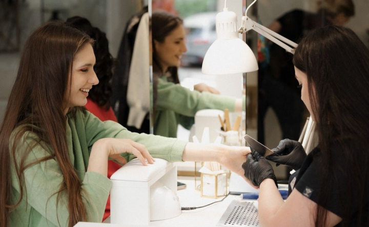 Manichiură, pedichiură, machiaj, vopsirea părului: pe toate le poți face într-un singur loc. Vezi despre ce salon este vorba - VIDEO Manichiură, pedichiură, machiaj, vopsirea părului: pe toate le poți face într-un singur loc. Vezi despre ce salon este vorba - VIDEO