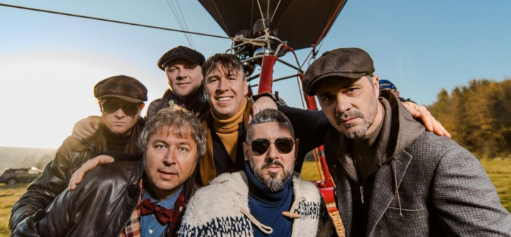 Trupa Zdob și Zdub sărbătorește 30 de ani de la înființare. După călătoria cu trenulețul spre Eurovision, artiștii se pregătesc pentru un turneu simbolic în jurul lumii