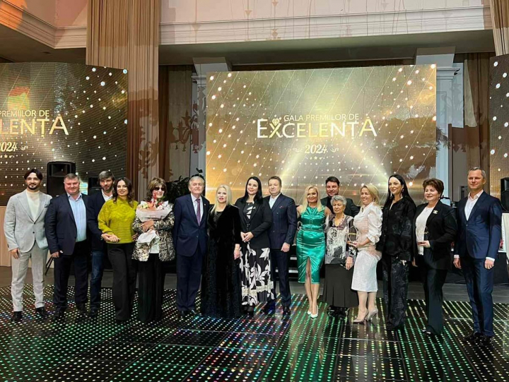 Invitați speciali și atmosferă distinsă la Gala Fashion Vip! Cine sunt vedetele care au fost premiate de această dată - VIDEO Invitați speciali și atmosferă distinsă la Gala Fashion Vip! Cine sunt vedetele care au fost premiate de această dată - VIDEO