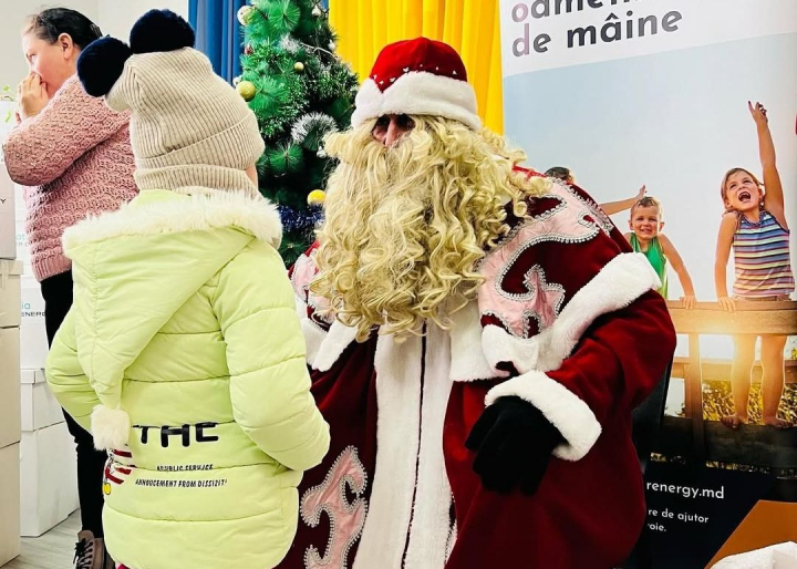 Crăciunul vine cu bucurie şi magie pentru 250 de copii din clasele primare din 5 raioane din Moldova! Care a fost reacția celor mici la surprizele pregătite - VIDEO