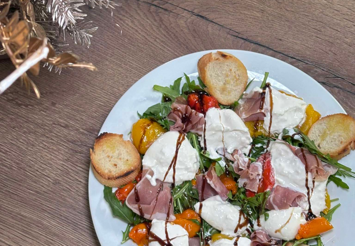 Te-ai săturat de salatele cu maioneză de sărbători? Încearcă una cu burrata, prosciutto, ardei gras copt și cremă de oțet balsamic - VIDEO Te-ai săturat de salatele cu maioneză de sărbători? Încearcă una cu burrata, prosciutto, ardei gras copt și cremă de oțet balsamic - VIDEO