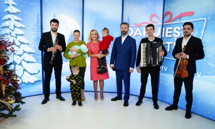 Membrii familiei Rusu, eroii campaniei Dăruiești și Câștigi, au primit un cec cu aproape 400 de mii de lei și au simțit că minunile se întâmplă: „O magie” - VIDEO Membrii familiei Rusu, eroii campaniei Dăruiești și Câștigi, au primit un cec cu aproape 400 de mii de lei și au simțit că minunile se întâmplă: „O magie” - VIDEO