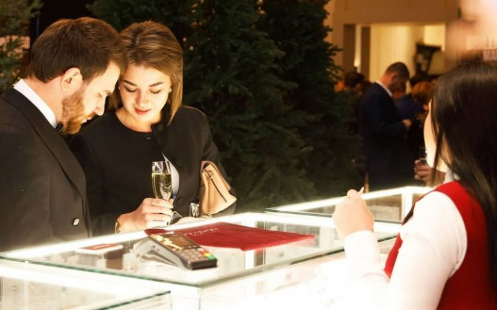 Se apropie Revelionul, iar tu nu ai cadoul perfect pentru persoana iubită? SOLOVOV JEWELRY a pregătit reduceri avantajoase pentru tine - VIDEO
Se apropie Revelionul, iar tu nu ai cadoul perfect pentru persoana iubită? SOLOVOV JEWELRY a pregătit reduceri avantajoase pentru tine - VIDEO