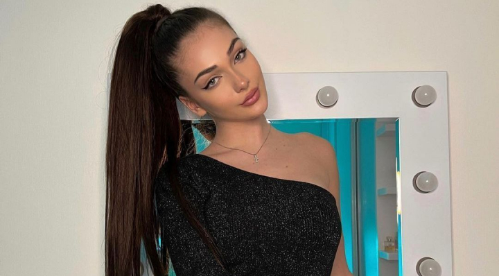 Andreea Bostanică, ridiculizată după ce s-a filmat plângând că și-a pierdut brățara de peste 20.000 de euro: „Poate a găsit-o o familie amărâtă și și-au cumpărat o casă"
Andreea Bostanică, ridiculizată după ce s-a filmat plângând că și-a pierdut brățara de peste 20.000 de euro: „Poate a găsit-o o familie amărâtă și și-au cumpărat o casă"