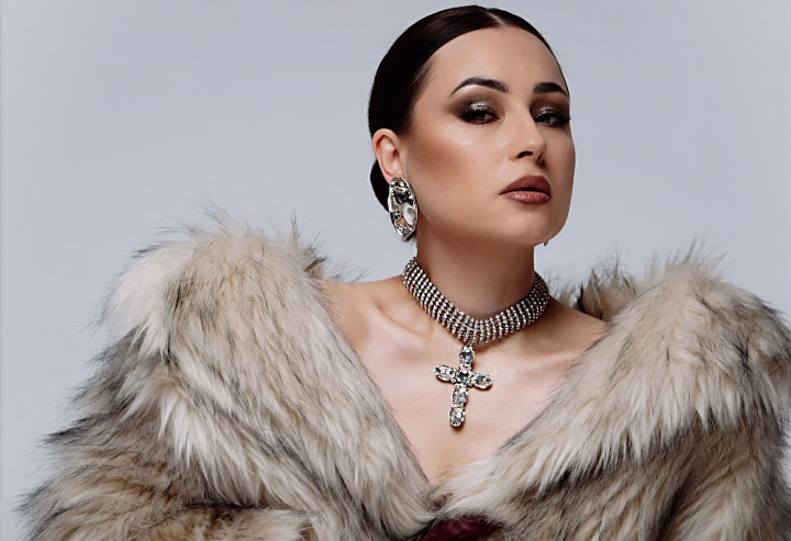 Mocha Mousse - culoarea anului 2025! Cum să o porți corect, îți explică stilista Korina Ankin - VIDEO