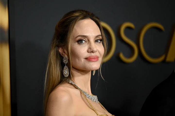Angelina Jolie, schimbare de look la început de an. Actrița, fermecătoare pe covorul roșu la Festivalul de Film de la Palm Springs - FOTO Angelina Jolie, schimbare de look la început de an. Actrița, fermecătoare pe covorul roșu la Festivalul de Film de la Palm Springs - FOTO