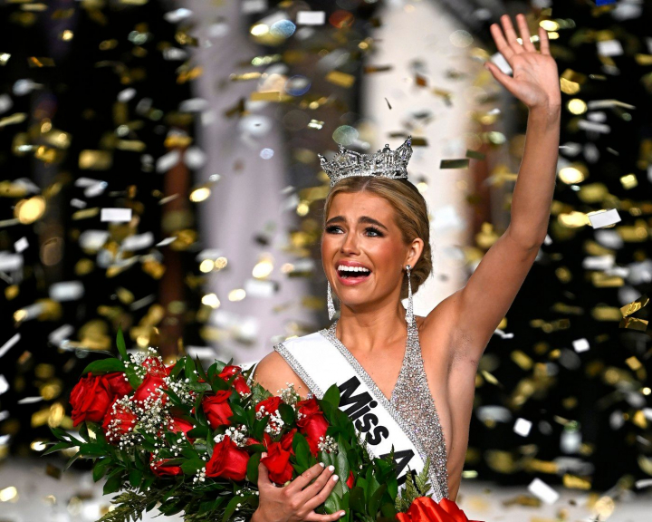 Cine este Miss America 2025! O tânără de 22 de ani, învingătoarea dintre 52 de frumuseți. Proba costumului de baie nu mai există - FOTO/VIDEO Cine este Miss America 2025! O tânără de 22 de ani, învingătoarea dintre 52 de frumuseți. Proba costumului de baie nu mai există - FOTO/VIDEO