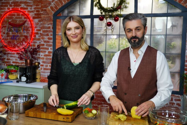 Așa a început totul! Cum a cucerit-o Adrian Ursu pe soția lui: „La noi nu a fost așa că ea s-a îndrăgostit de mine” - VIDEO Așa a început totul! Cum a cucerit-o Adrian Ursu pe soția lui: „La noi nu a fost așa că ea s-a îndrăgostit de mine” - VIDEO