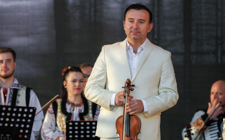 Astăzi îl celebrăm pe Sfântul Vasile! Cine sunt vedetele de la noi care poartă cu mândrie acest prenume - FOTO Astăzi îl celebrăm pe Sfântul Vasile! Cine sunt vedetele de la noi care poartă cu mândrie acest prenume - FOTO