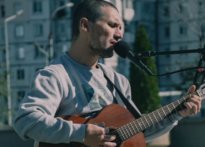 The Urs l-a întâlnit în centrul capitalei în timp ce îi interpreta piesa, iar după ce au cântat împreună, tânarul a devenit popular în mediul online. Mai multe despre acest moment, dar şi cine este Ryan Noir, află astăzi, la O Seară Perfectă - VIDEO The Urs l-a întâlnit în centrul capitalei în timp ce îi interpreta piesa, iar după ce au cântat împreună, tânarul a devenit popular în mediul online. Mai multe despre acest moment, dar şi cine este Ryan Noir, află astăzi, la O Seară Perfectă - VIDEO