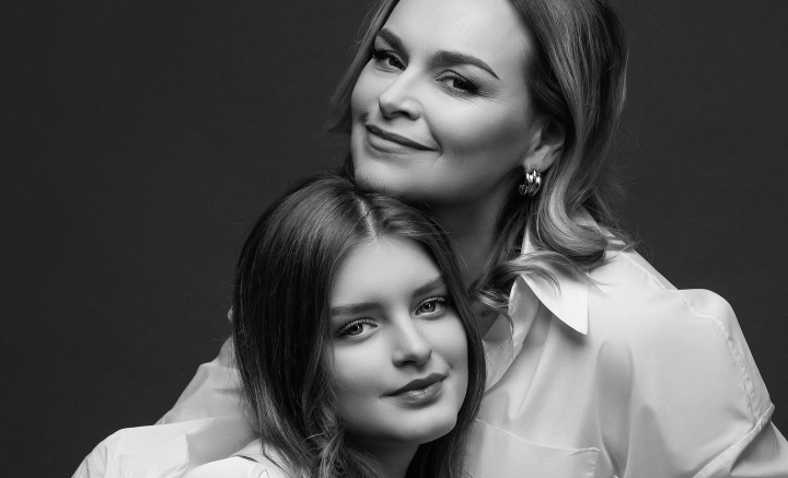 A dat totul din casă! Sofia Scarlat dezvăluie cum se înțelege cu logodnicul mamei sale - VIDEO A dat totul din casă! Sofia Scarlat dezvăluie cum se înțelege cu logodnicul mamei sale - VIDEO