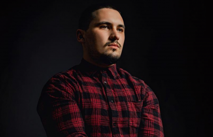 Scena lui este strada, iar publicul lui sunt trecătorii! Povestea tânărului care a devenit popular după ce The Urs l-a surprins în timp ce cânta piesa „Tărâmul interzis” - VIDEO Scena lui este strada, iar publicul lui sunt trecătorii! Povestea tânărului care a devenit popular după ce The Urs l-a surprins în timp ce cânta piesa „Tărâmul interzis” - VIDEO