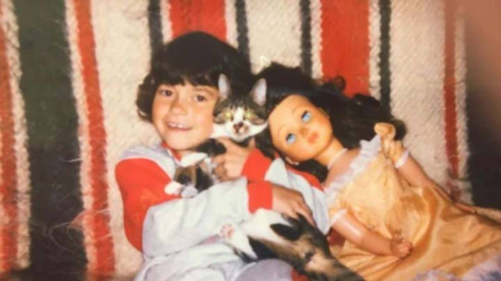 Recunoști fetița din imagine? Este cea mai bogată artistă din România, iar piesele ei doboară recorduri la nivel internațional - FOTO Recunoști fetița din imagine? Este cea mai bogată artistă din România, iar piesele ei doboară recorduri la nivel internațional - FOTO