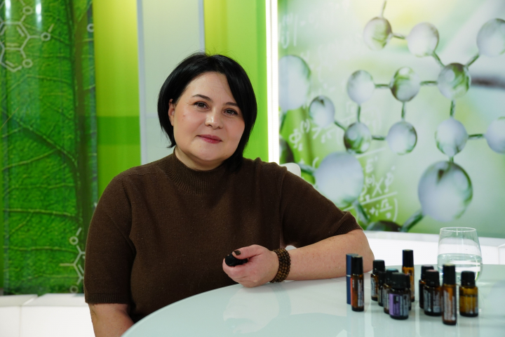 Avantajele uleiurilor esențiale! Olesea Sima, specialist în aromaterapie, a explicat cum acționează acestea asupra sănătății hormonale și emoționale a femeii - VIDEO Avantajele uleiurilor esențiale! Olesea Sima, specialist în aromaterapie, a explicat cum acționează acestea asupra sănătății hormonale și emoționale a femeii - VIDEO
