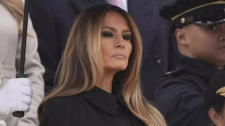 Ce ținută a ales Melania Trump pentru Ziua Învestirii. De ce și-a acoperit jumătate de față - FOTO Ce ținută a ales Melania Trump pentru Ziua Învestirii. De ce și-a acoperit jumătate de față - FOTO