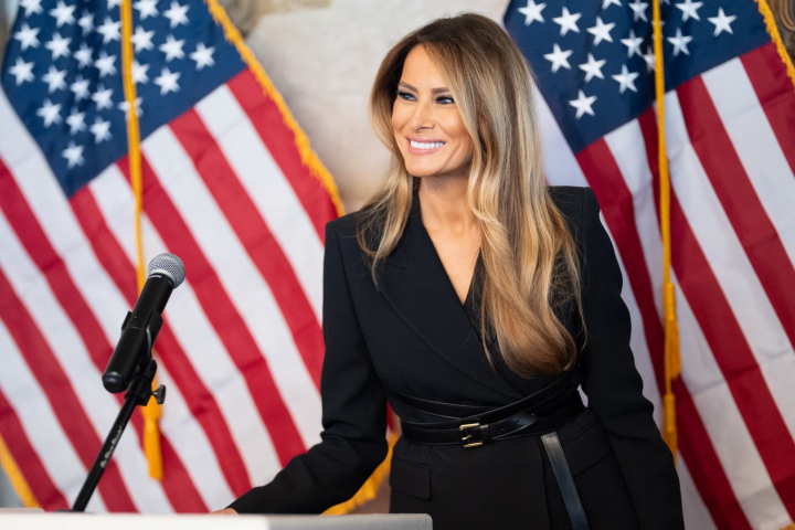 Cele mai comentate ținute la învestitura lui Trump, de la pălăria Melaniei, la pantaloni scurți și lenjerie - FOTO Cele mai comentate ținute la învestitura lui Trump, de la pălăria Melaniei, la pantaloni scurți și lenjerie - FOTO
