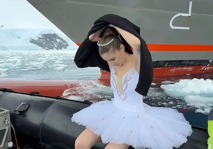 Mulți au crezut că este un clip produs de inteligența artificială. Cine e balerina care a dansat pe etrava unui spărgător de gheață în Antarctica - FOTO/VIDEO Mulți au crezut că este un clip produs de inteligența artificială. Cine e balerina care a dansat pe etrava unui spărgător de gheață în Antarctica - FOTO/VIDEO